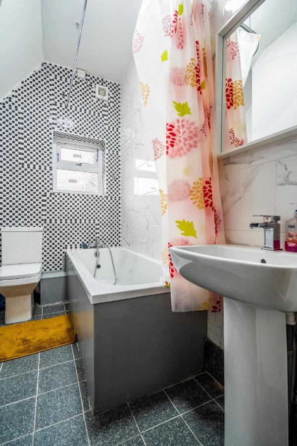 Deluxe 2-Bedroom Flat With Free Parking Бирмингем Экстерьер фото